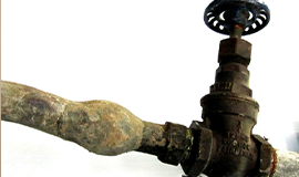 Grifo y tubería de agua oxidada vieja