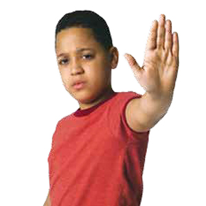 Niño con camisa roja sosteniendo la mano en un gesto de 'detener'