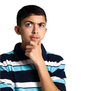 Niño con camisa azul con la mano en la barbilla y expresión pensativa