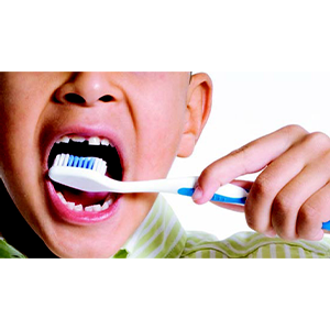 Niña cepillando los dientes con cepillo de dientes