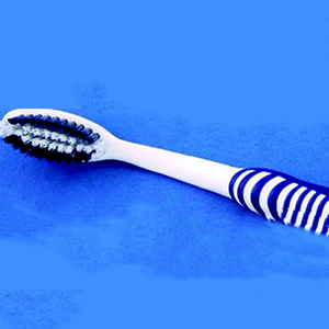 Cepillo de dientes tendido sobre fondo azul.
